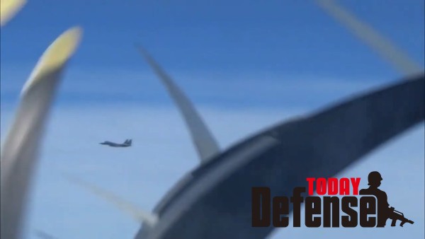 우리 공군 F-15K로 추정되는 전투기가 러시아 폭격기 TU-95MS를 추적하는 영사이다.(사진:러시아국방부)