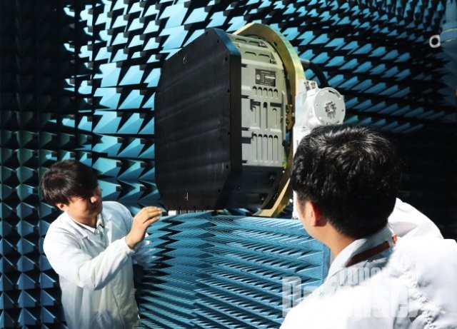 국방과학연구소가 개발중인 한국형 전자주사식 레이더.(사진: 국방과학연구소)