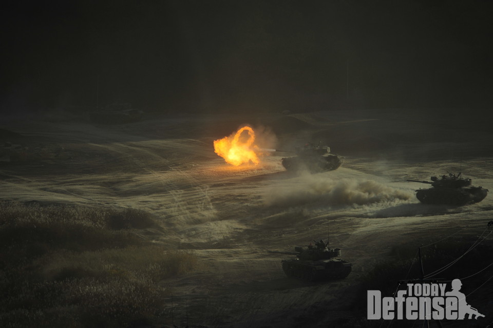 M48 전차들이 야간 사격을 하고 있다. (사진: 디펜스 투데이)