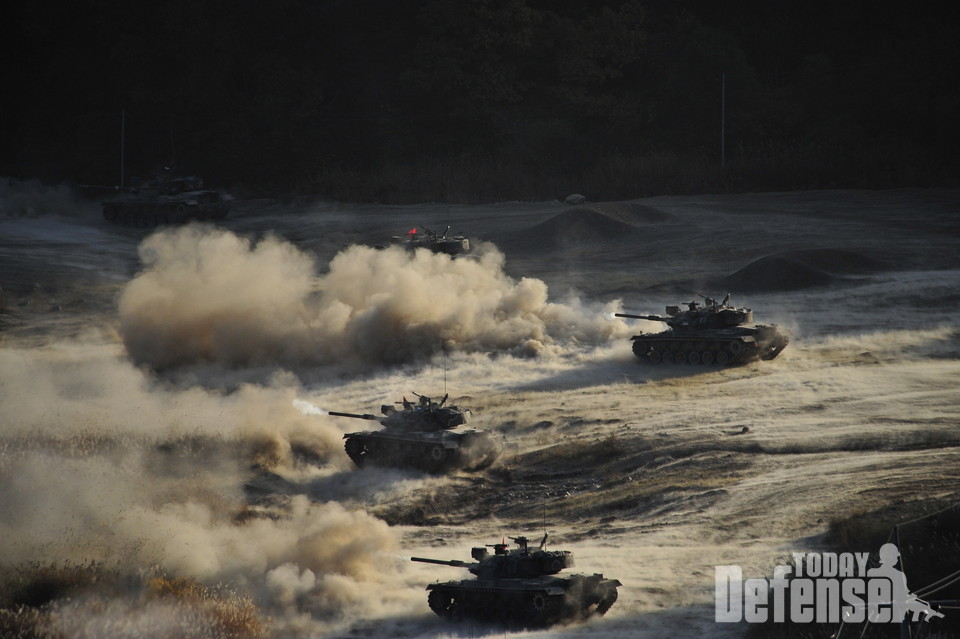 M48 전차들이 야간 사격에서 동시에 주포를 발사하였다. (사진: 디펜스 투데이)