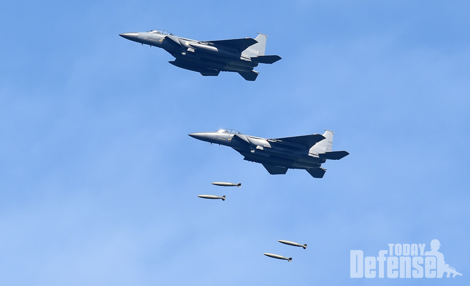 F-15K가 실무장 폭격연습을 하고 있다. (사진자료: 공군)