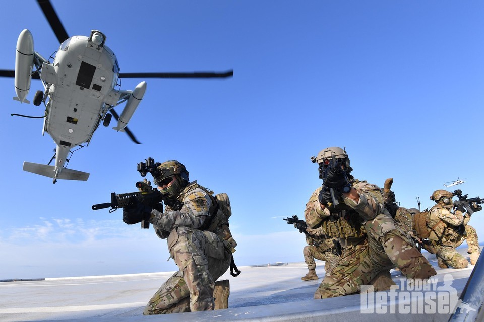 해군 특전요원(UDT)들이 해상기동헬기(UH-60)로 독도에 전개해 사주경계를 하고 있는 모습이다. (사진: 해군)