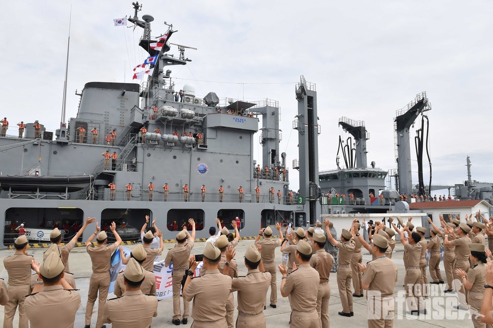 2019 해군 순항훈련전단은 8월 28일 총 143일간 세계일주의 장도에 오른다. 환송 현장에서 후배 사관생도들이 떠나는 4학년 생도들을 향해 손을 흔들고 있다. (사진: 해군)