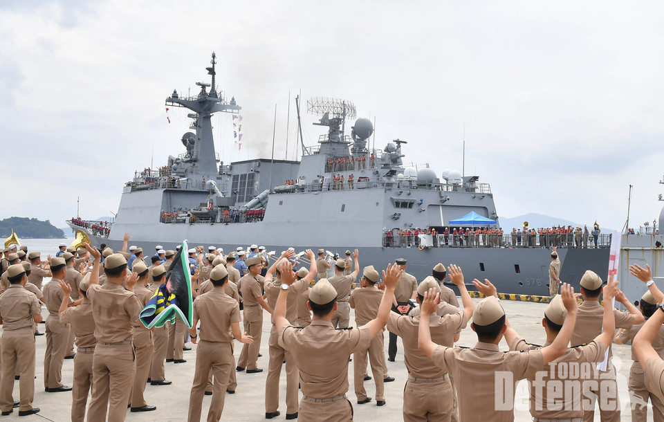 2019 해군 순항훈련전단은 8월 28일 총 143일간 세계일주의 장도에 오른다. 환송 현장에서 후배 사관생도들이 떠나는 4학년 생도들을 향해 손을 흔들고 있다. (사진: 해군)