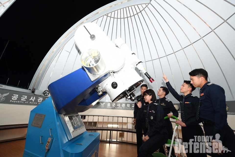 공군사관생도들이 공사 천문대에서 야간 관측을 실시하고 있다.(사진:공군)
