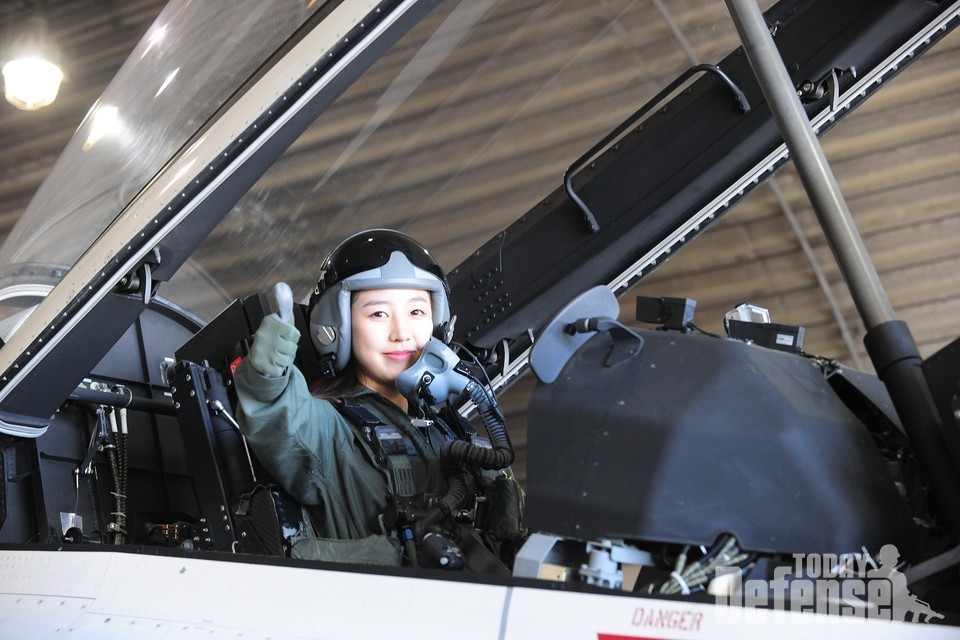 2013년 제3기 국민조종사가 항공기에 탑승해 기념 촬영하고 있다.(사진:공군)
