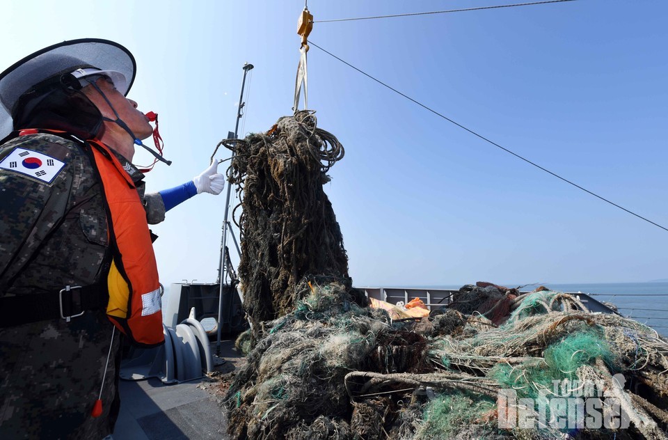 8월 5일 연평도 근해 연평어장에서 실시된 '연평어장 내 해저 폐기물 수거작전'에서 해군 구조함 통영함 장병들이 건져 올린 폐그물을 정리하고 있다.(사진:해군)