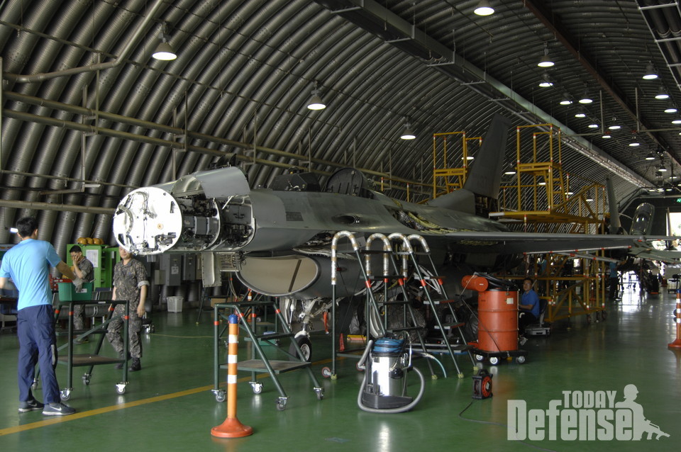 KF-16 전투기를 정비하고 있다. (사진: 디펜스 투데이)