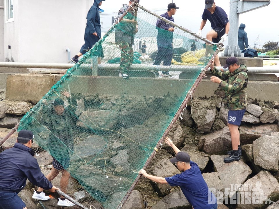 어청도에 주둔하는 해군2함대 고속정편대원들이 9월 9일(월) 태풍 '링링'으로 유실됐던 건어물 건조대를 원위치로 끌어올리고 있다. (사진: 해군 2함대)