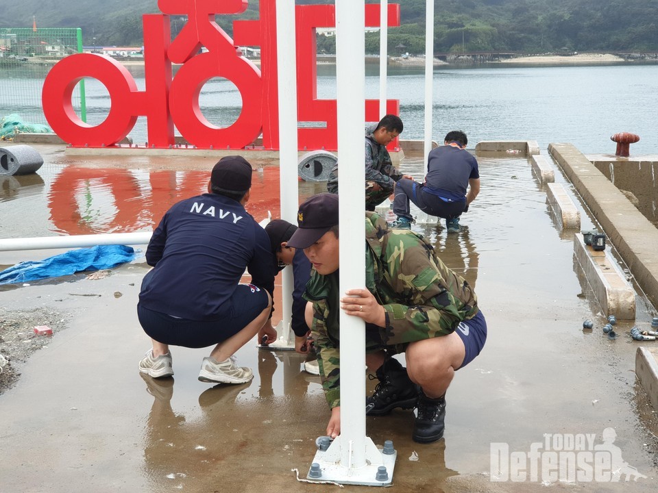 어청도에 주둔하는 해군2함대 고속정편대원들이 9월 9일(월) 어청도 민항에서 쓰러진 솟대를 다시 세우는 작업을 하고 있다. (사진: 해군 2함대)