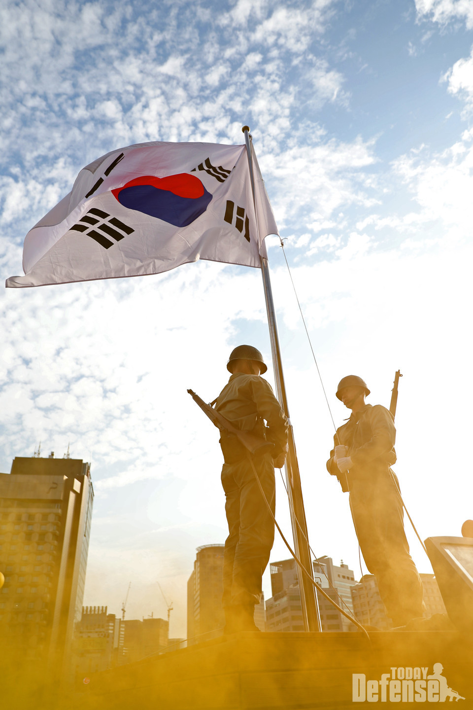 9월 28일 서울시청 광장에서 개최된 제69주년 서울 수복 기념행사에서 태극기 게양 퍼포먼스를 실시하고 있다. (사진: 해병대)