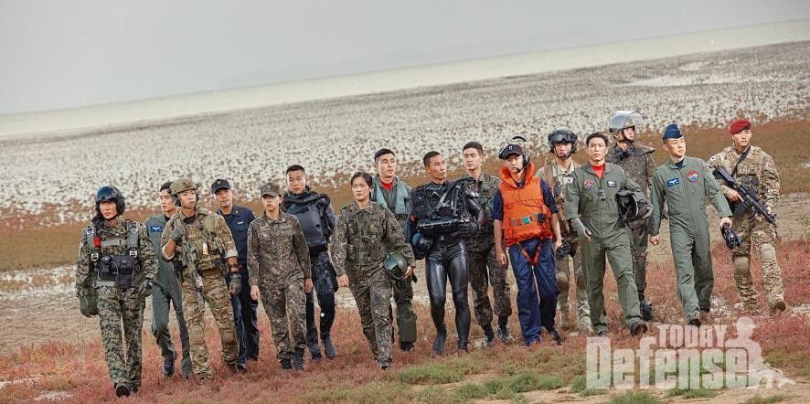 2019 국군 화보 프로젝트 ‘대한민국 최극강 국군’ 단체사진 (사진: 국방부)