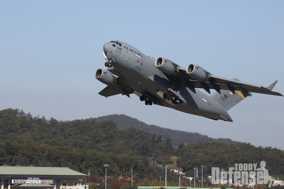 성남공항의 C-17 수송기가 이륙하고 있다.(사진 이승준 기자)