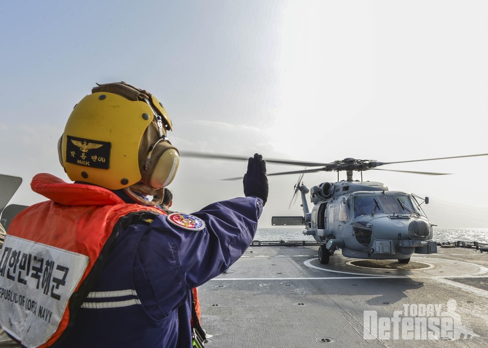 지난 10월 29일부터 31일까지 포항 인근 해상에서 '한국ㆍ호주 해군 연합훈련’(해돌이-왈라비 훈련)이 진행되었다.사진은 Cross Deck훈련(헬기 이ㆍ착함 훈련) 중 호주 해군 헬기(MH-60)가 우리 해군 호위함 전북함(FFG, 2500톤)에 착함하는 모습이다. (사진: 해군작전사령부)