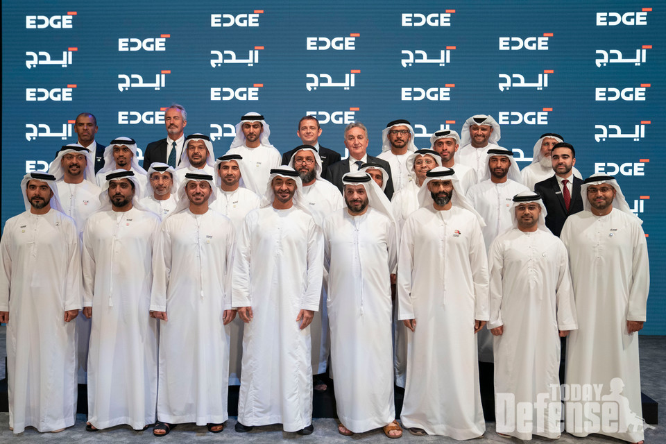 새로 발표 된 UAE 첨단기술 회사 EDGE의 CEO들과 함께한 셰이크 모하메드 빈 자예드 알 나얀 (사진:EDGE)