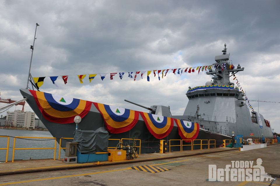 해군의 신형 호위함 서울함(FFG-Ⅱ, 2,800톤급) 진수식이 해군창설기념일인 11월 11일 오후 울산 현대중공업에서 거행했다. 사진: 디펜스투데이)