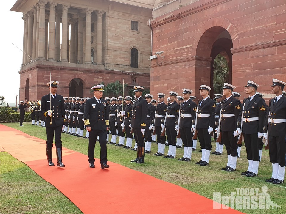 인도 해군의 공식 초청으로 인도를 방문 중인 심승섭 해군참모총장이 11월 27일 인도 해군 의장대의 사열을 받고 있다. (사진: 해군)