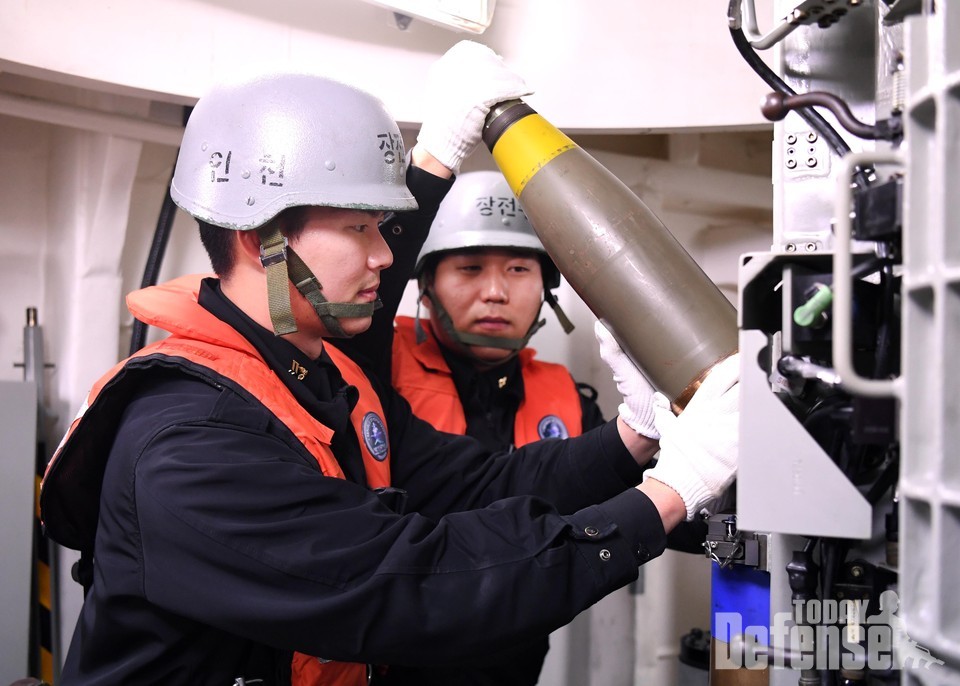 2019년도 해군 포술 최우수 전투함 선발을 위한 사격 대회에서 인천함 무장 부사관들이 함포 발사를 위해 사출탄을 장전하고 있다.  (사진: 해군)