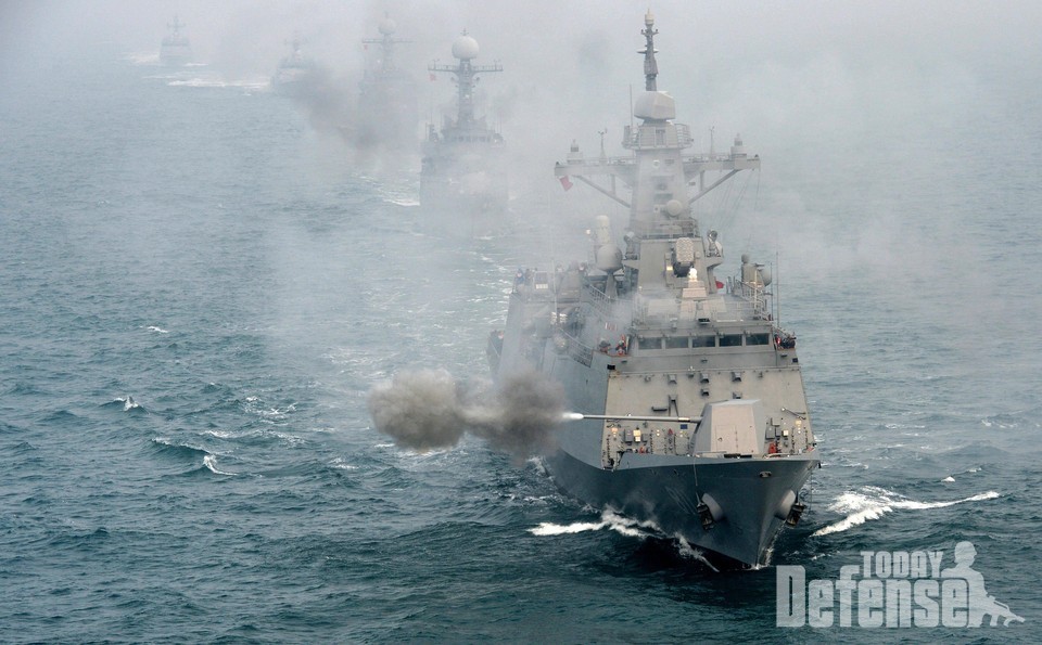 지난 2017년 1월 2일 해군 제2함대사령부 소속 인천함(FFG, 2,500톤급)이 신년 해상기동사격 훈련에서 함포를 발사하고 있다. (사진: 해군)