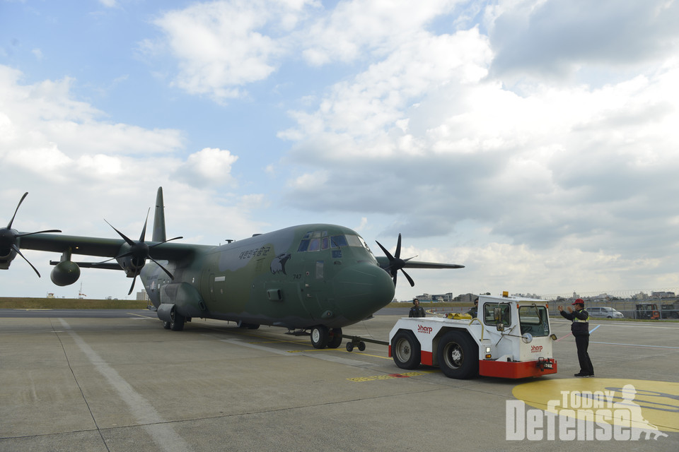 12월 4일(수) 제주국제공항에서 실시된 ‘제주도 군용 항공기 견인 실제훈련’에서 ㈜샤프가 C-130 수송기를 주기장으로 견인하고 있다. (사진: 공군)