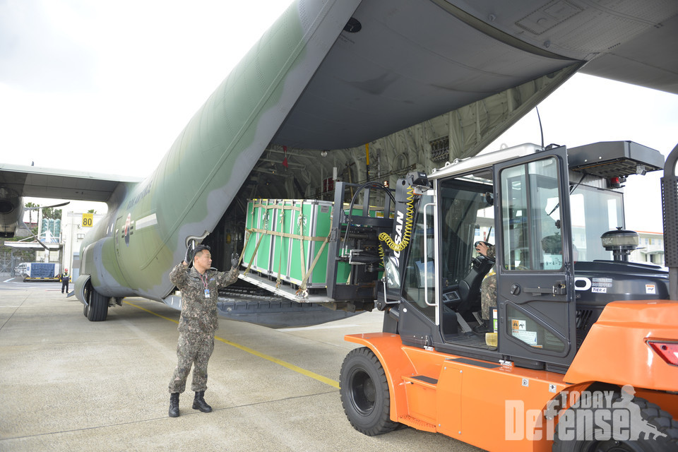 12월 4일(수) 제주국제공항에서 실시된 ‘제주도 군용 항공기 견인 실제훈련’에서 엔진결함으로 기동이 불가능한 C-130 수송기에서 공수화물을 하역하고 있다. (사진: 공군)