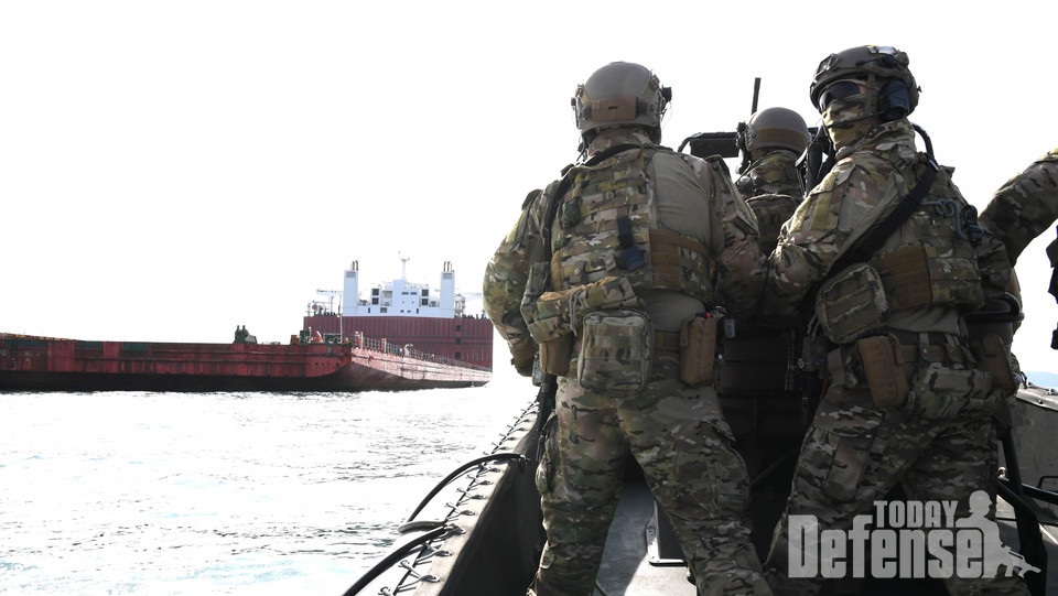 청해부대 31진 검문검색대 공격팀 대원들이 탑승한 고속단정이 해적에게 피랍된 가상의 선박을 향해 고속으로 기동하고 있다. (사진: 해군)