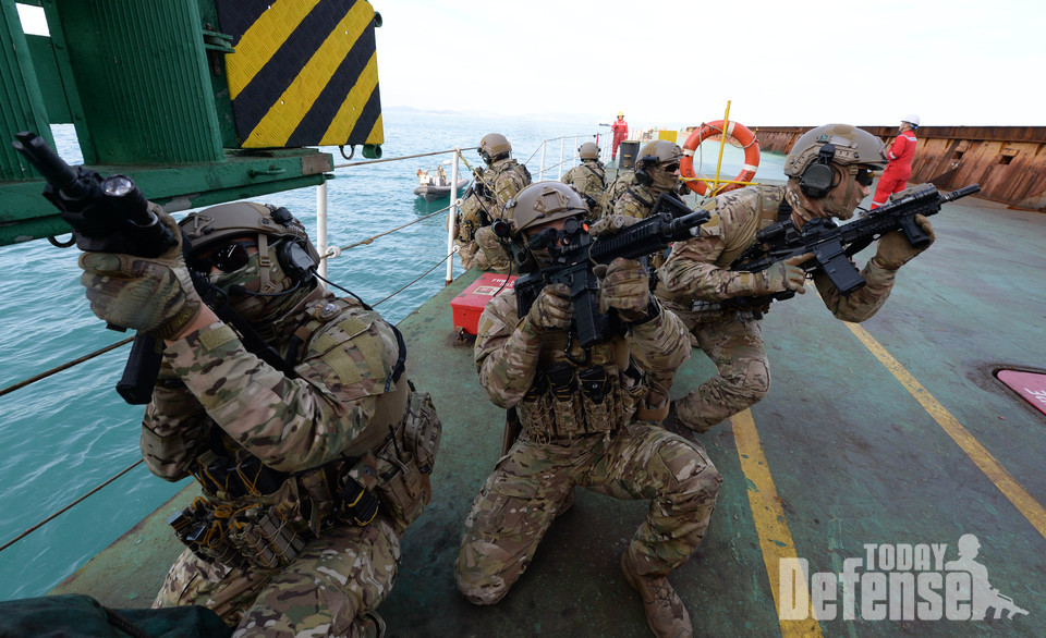 가상의 피랍 선박에 오른 청해부대 31진 검문검색대 공격팀 대원들이 해적 진압을 위해 선박 내부로 진입할 준비를 하고 있다. (사진: 해군)