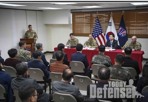 USFK and MND officers host a public engagement on the capabilities of the Capabilities to Enhance NBC Threat Awareness, Understanding and Response's (CENTAUR). (U.S. Navy Photo by Mass Communication Specialist 2nd Class Michael Chen/Released) (사진: 주한미군사령부)