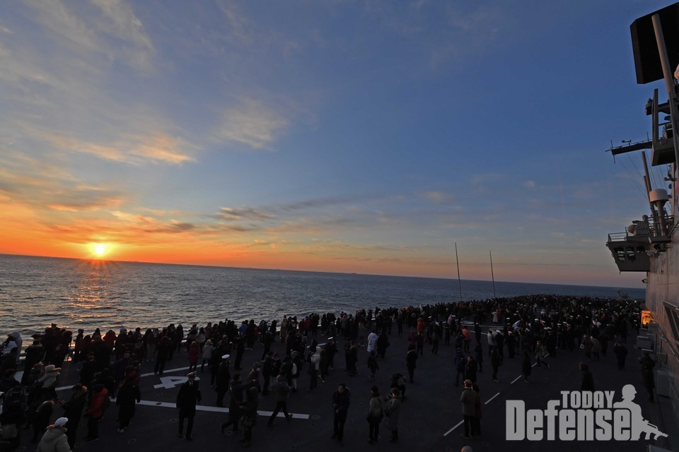 1일 오륙도 인근 해상에서 독도함·일출봉함 타고 시민들과 새해 첫 일출 관람 (사진: 해군작전사령부)