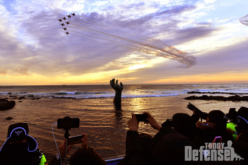 포항 호미곶 상공에서 대한민국 특수비행팀 블랙이글스가 에어쇼를 선보이고 있다. (사진: 공군)