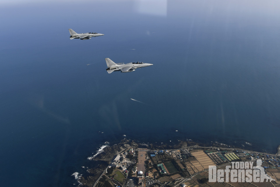 원인철 공군참모총장이 지휘하는 FA-50 전투기 편대가 포항 호미곶 상공을 비행하고 있다. (사진: 공군)