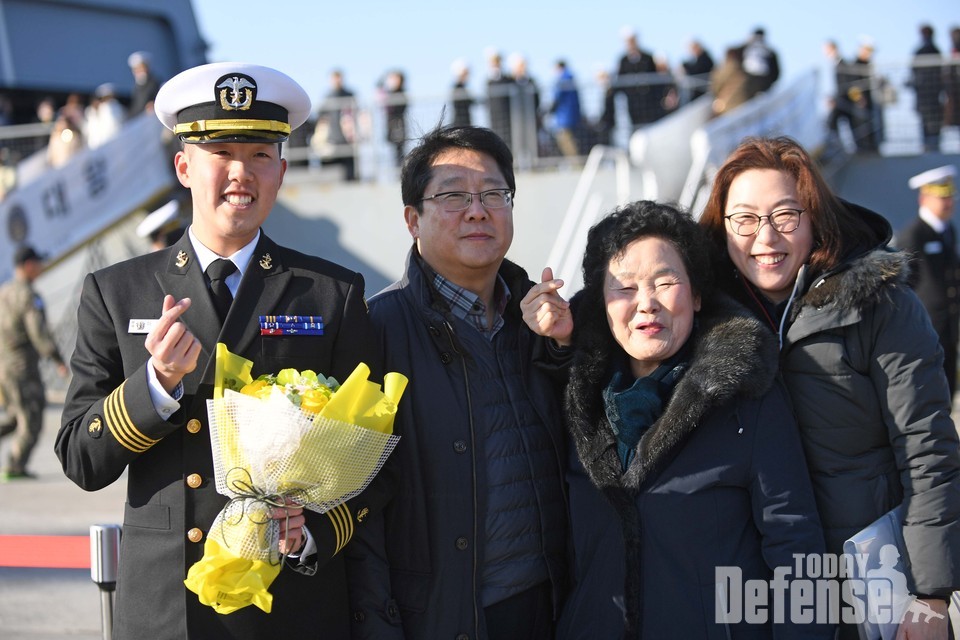 2019 해군 순항훈련전단이 141일간의 항해를 마치고 15일(수) 진해 군항에서 입항 환영행사 실시한 가운데, 사관생도가 오랜만에 만난 가족들과 기념사진을 촬영하고 있다. (사진: 해군)