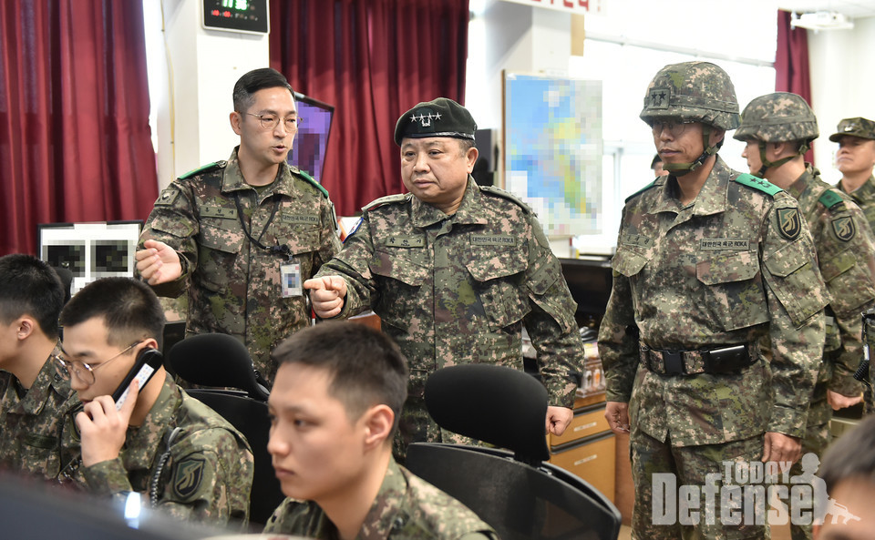 박한기 합참의장은 오늘(20일) 최전방 해안통합감시기지를 방문하여 군사대비태세를 점검하고 작전요원들을 격려했다. (사진: 합참)