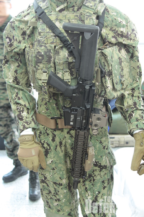 M4A1 CQBR Block-Ⅱ(Mk.18 Mod.1) 소총. SOPMOD(Special Operations Peculiar MODification ; 특수작전 특화 개조)에 따라 10.3인치 총열과 피카티니 레일 총열덮개, 양손잡이형 조정간, LMT L7LA2BA 개머리판을 적용하였고 SU-231A/PEQ 홀로그램 조준경과 LA-5B/PEQ 개량형 조명 레이저 표적지시기(Advanced Target/Pointer Illuminator Aiming Laser ; ATPIAL)를 장착하였다.(사진 이치헌 기자)