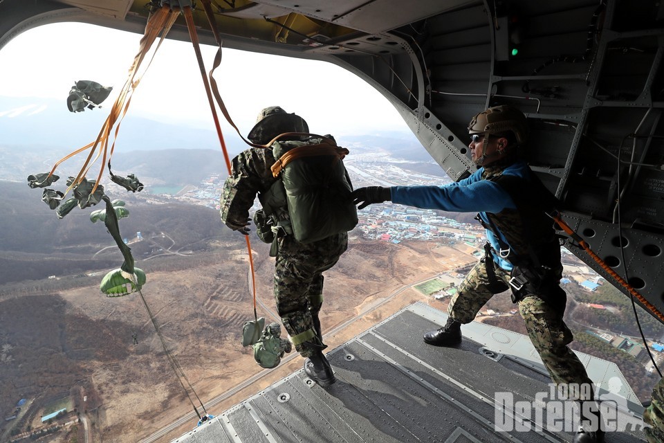 김정우 특전사 주임원사가 35년 군 생활의 마지막 강하를 위해 시누크 헬기에서 뛰어내리고 있다. (사진: 육군)
