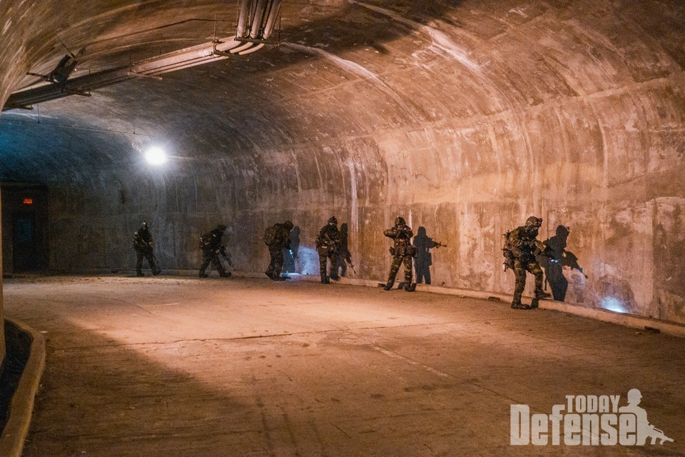 WMD 제거 연합팀이 지하시설로 침투하고 있다.(사진: 주한미군페이스북)