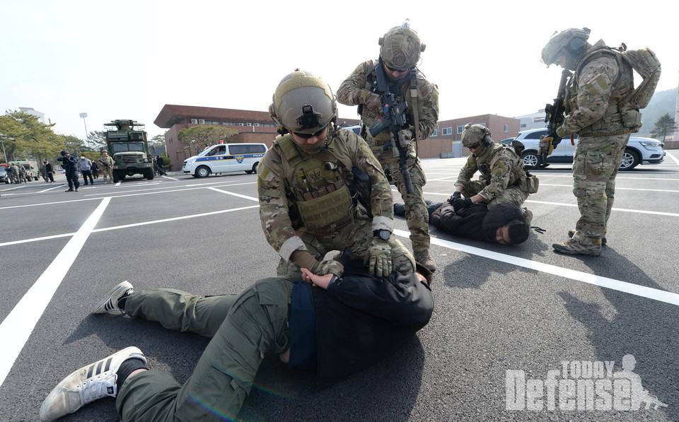 군경 합동 대테러 훈련에서 해군 특수전전단 소속 장병들이 가상의 테러범을 제압하고 있다. (사진: 진해기지사령부)