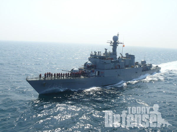 군수지원함으로부터 해상유류 수급을 받기 위해 준비중인 PCC 3차선 여수함과 승조원들(사진: 대한민국 해군)