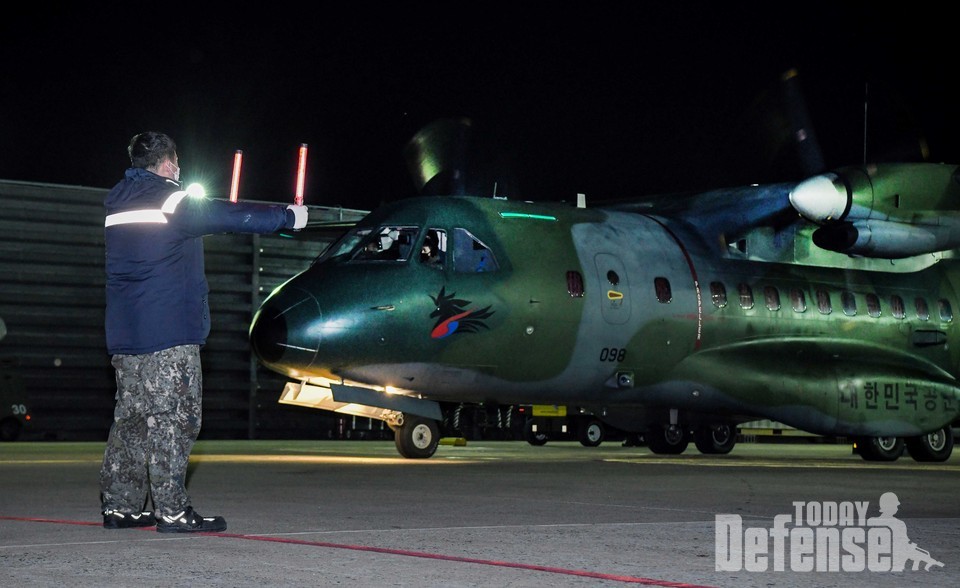 제5공중기동비행단 CN-235M 항공기가 조명탄 탑재 후 이륙준비를 하고 있다. (사진: 공군)