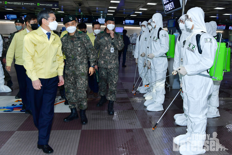 정경두 국방부장관이 6일 대구공항에서 코로나 19 확산을 차단하기 위한 지역방역과 소독 임무를 수행하고 있는 장병들을 격려하고 있다. (사진: 국방부)