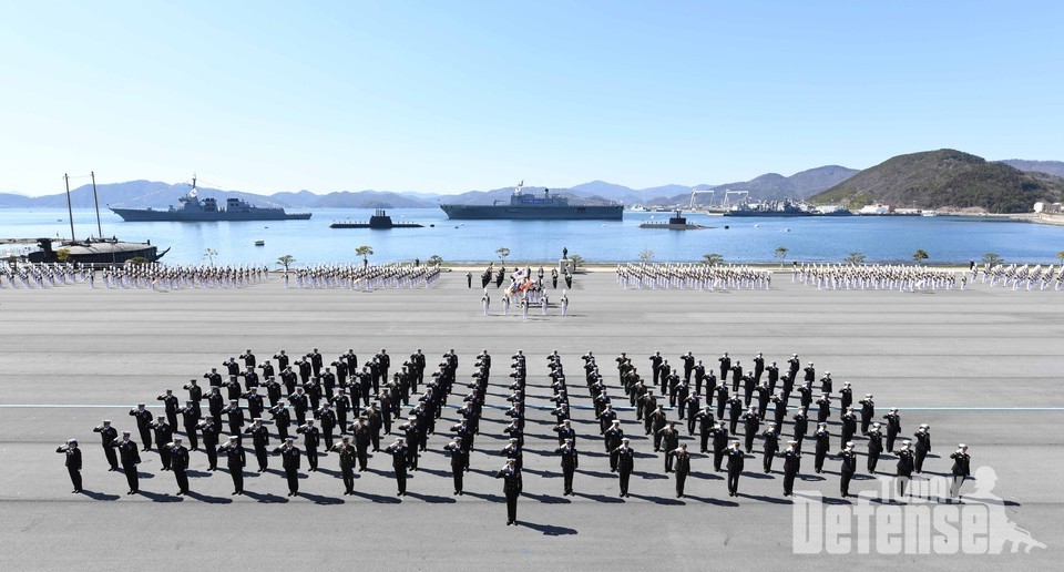 해군사관학교 제74기 해군ㆍ해병대 신임 장교들이 국방부장관을 향해 경례를 하고 있다. (사진: 해군)