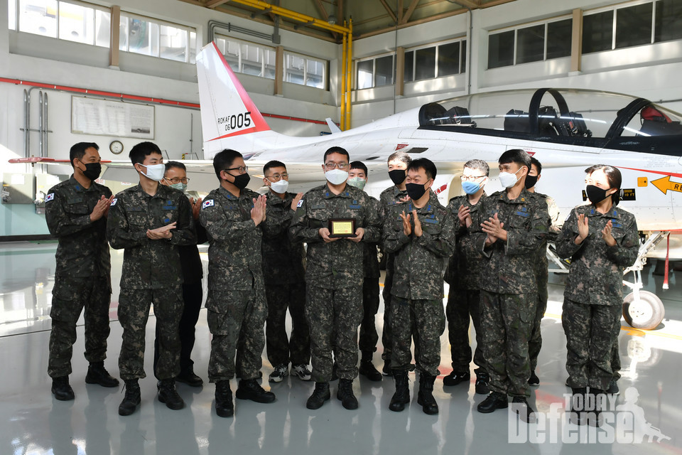 4.6.(월) 조혈모세포 기증을 마치고 출근한 김덕중 상사가 부서원들로부터 격려를 받고 있다.  (사진: 공군)