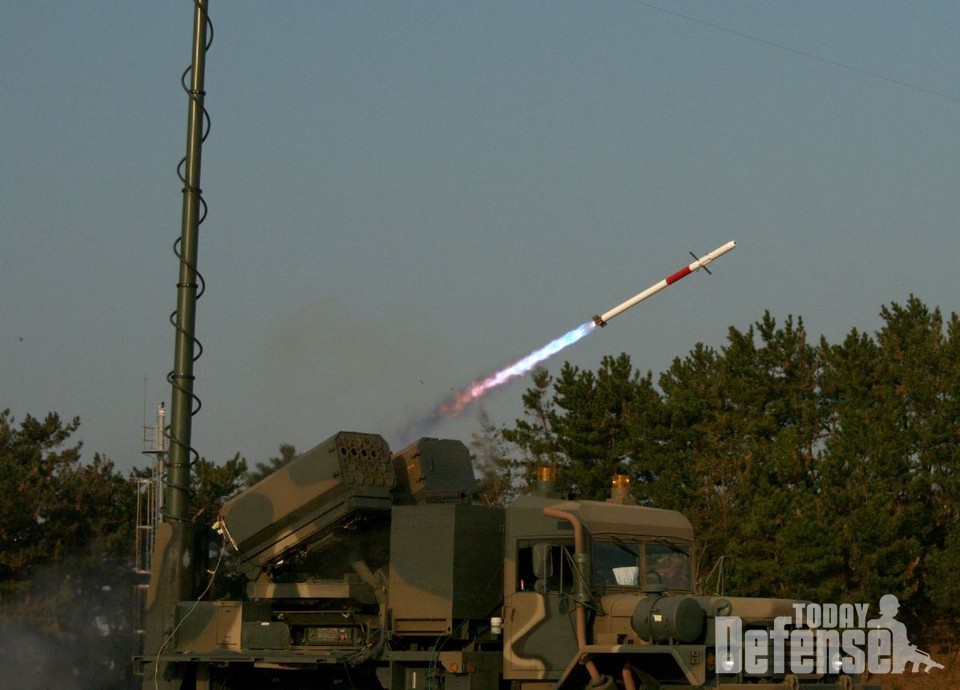 2.75인치 유도로켓 비궁이  발사되고 있다 (사진: 방위사업청)