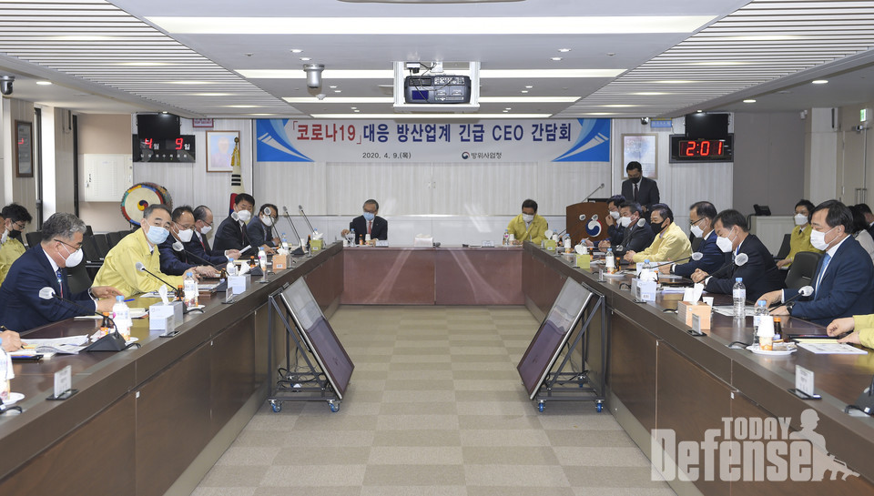 왕정홍 방위사업청장(왼쪽 두번째)이 방산업체 CEO들과 간담회를 실시하고 있다. (사진: 방위사업청)
