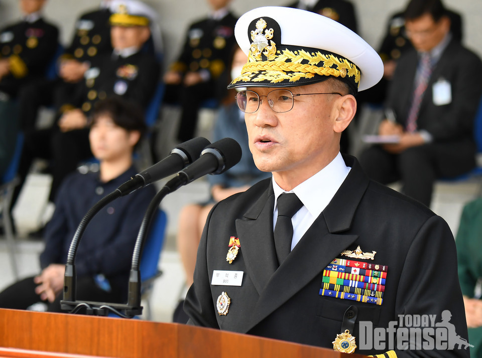 4월 10일, 계룡대에서 열린 제33·34대 해군참모총장 이취임식에서 신임 부석종 해군참모총장이 취임사를 하고 있다. (사진: 해군)