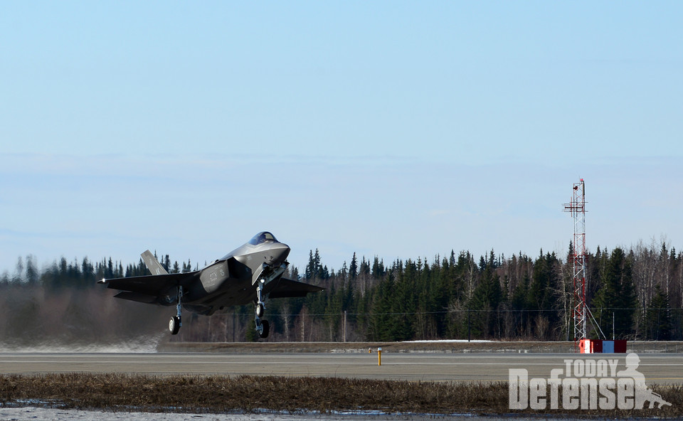 아일슨 공군기지의 354전투비행단 소속 F-35A가 이륙을 하고 있다. (사진: USAF)
