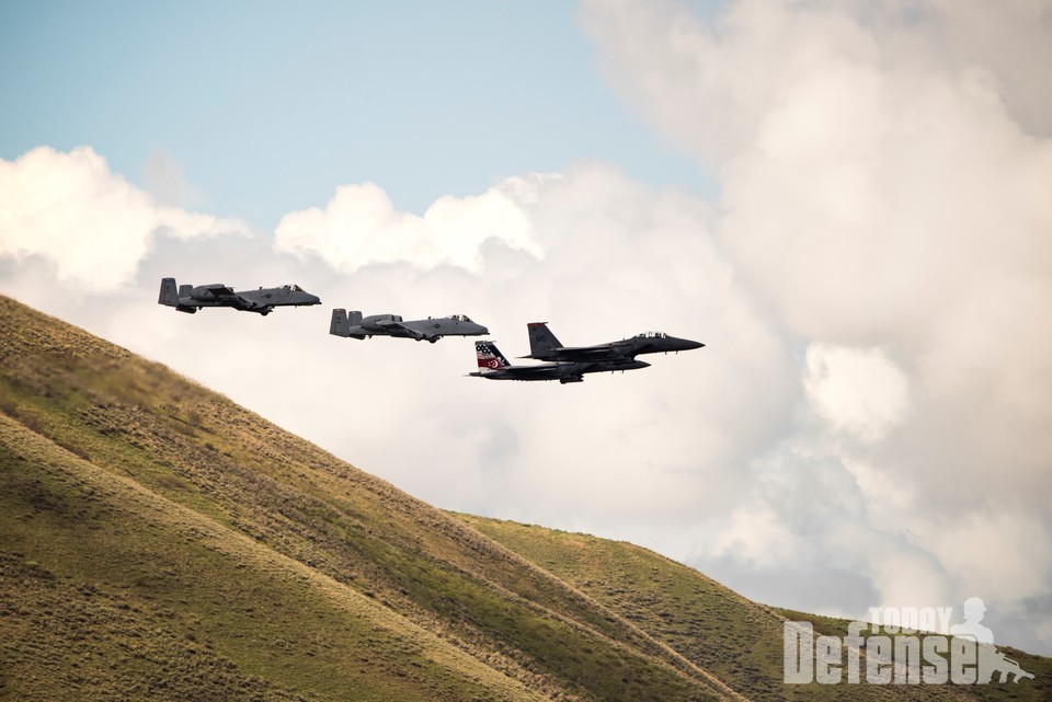 미공군 F-15E 스트라이크 이글과 A-10 썬더볼트 II 편대가 아이다호 상공을 날고 있다. (사진: USAF)