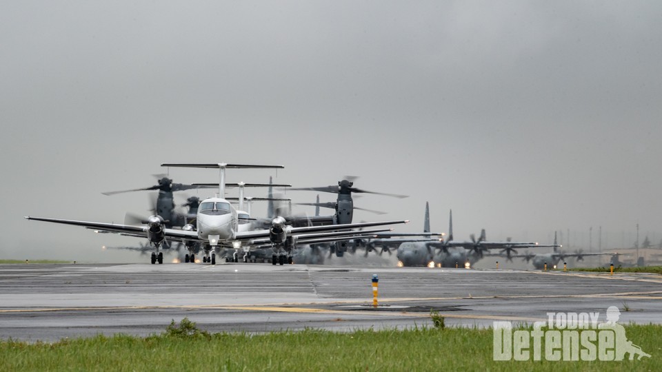 459 수송대대의 C-12J HURON 수송기가 선두로 엘레펀트 워크를 하고 있다. (사진: USAF)