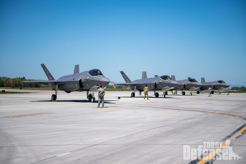 코로나 19 종사자들을 위한 아메리카 스트롱 작전을 위해서 준비하고 있는 F-35 전투기들 (사진: USANG)