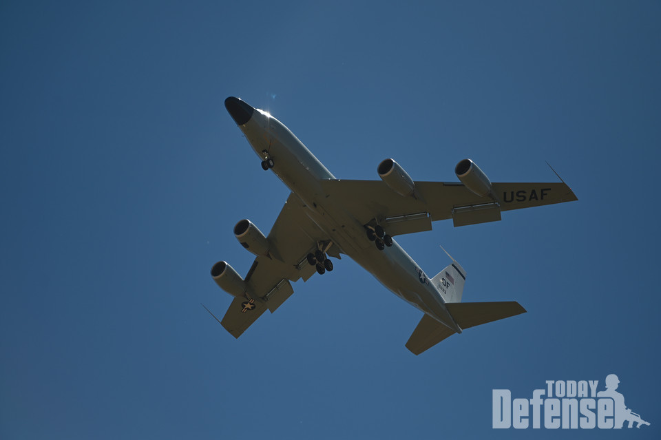 RC-135S 코브라 볼 정찰기가 트래비스 기지 상공에 있다. (사진: USAF)